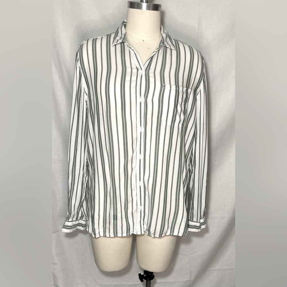 Beach Lounge Button down Short sz Lrg.